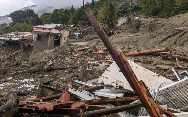 Лошото време в Южна Италия предизвика свлачища на остров Иския