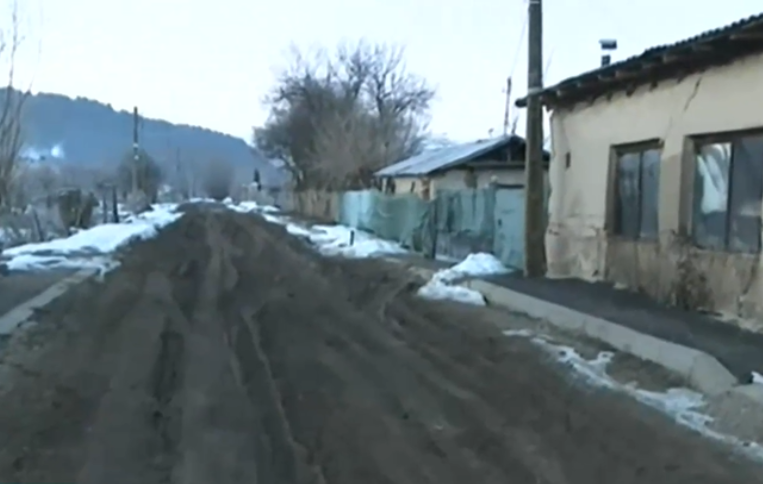 Жители на самоковското село Драгушиново къртят с кирки чисто новия