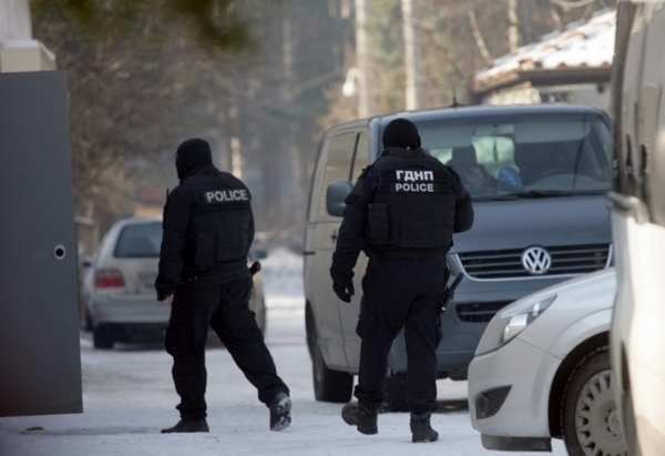 Седем души между които и жена са задържани в Бургас