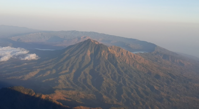 Действащият вулкан Агунг на остров Бали в Индонезия днес започна