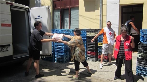 Българският Червен кръст БЧК започна раздаването на продуктите от хранителната