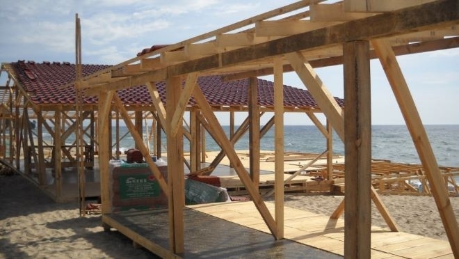 Многократно вдигане на глобите за незаконни заведения на плажа или