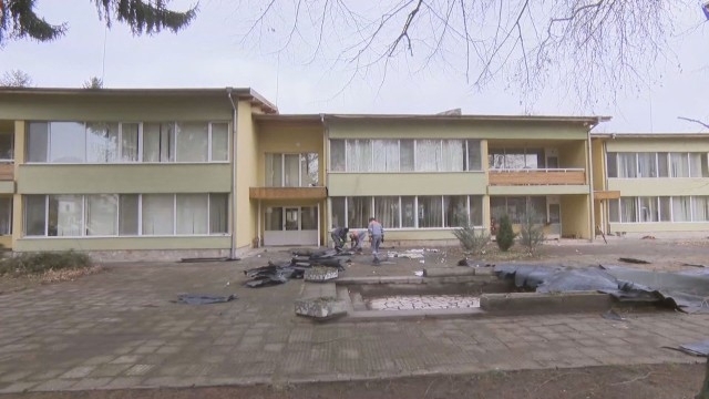 Заради силния вятър покрив на детска градина в Ботевград се