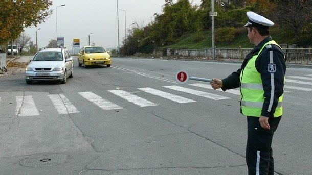 Ченгетата хванали мъж без книжка зад волана на Пежо 406 във