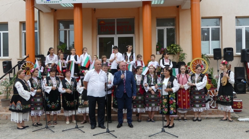 Петият фолклорен фестивал Среща на три поколения се проведе на