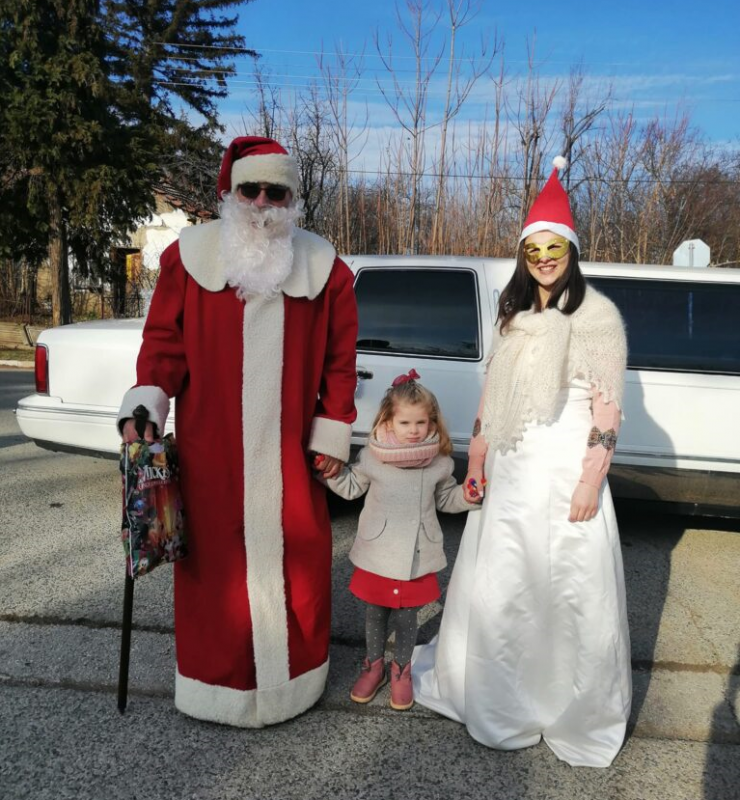 Дядо Коледа и Снежанка пристигнаха с лимузина в ломското село
