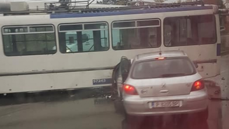 Мъж е загинал при катастрофа между лека кола и тролейбус