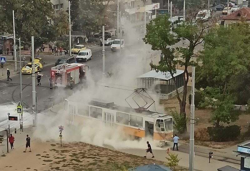 Такси избухна в пламъци на бул. „Черни връх“ в София,