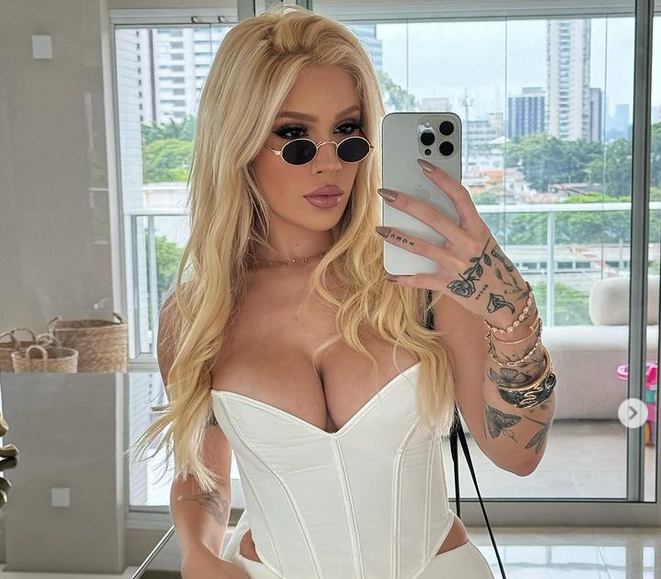 Красавицата Каролине Лима продължава да радва почитателите си с пикантни