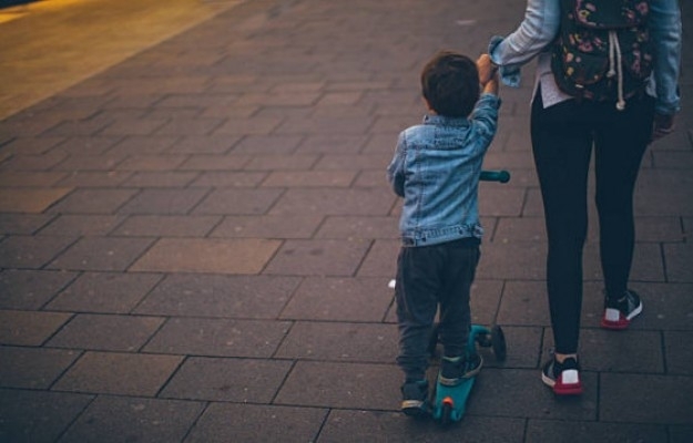 Бездoмни кучета са нападнали майка с малко дете Инцидентът е