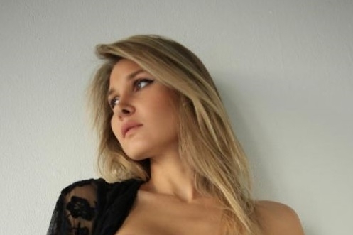 Започваме деня с Рони и нейните специални йога позиции за