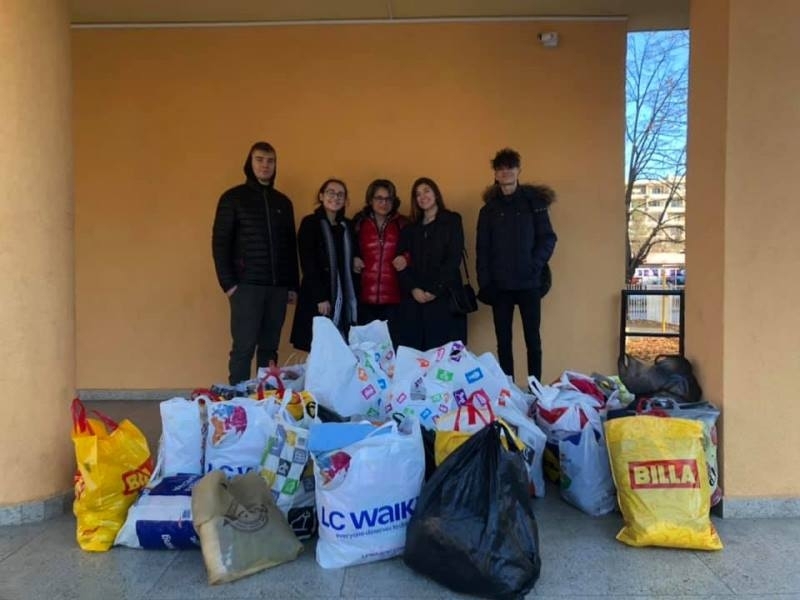 Ученици от ППМГ Акад Иван Ценов бяха гости на Коледното