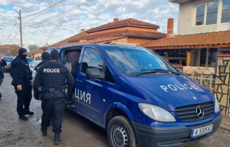 При акция в римската махала в Руен са задържани двама