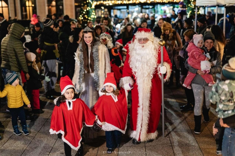 С празнична програма възпитаници на детски градини от града посрещнаха