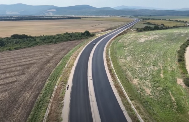 Видео, заснето с дрон, показва напредъка по строежа на скоростен