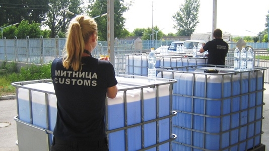 Служители на Митница Лом откриха 6000 литра етилов алкохол пътуващ