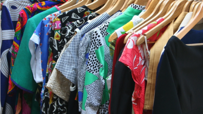 Иззеха дрехи с лого на защитени марки от двама търговци