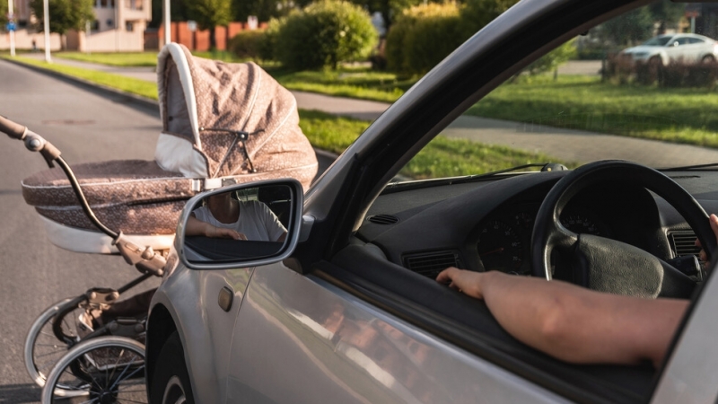 Електромобил блъсна неправилно пресичаща 48 годишна жена която бутала детска количка