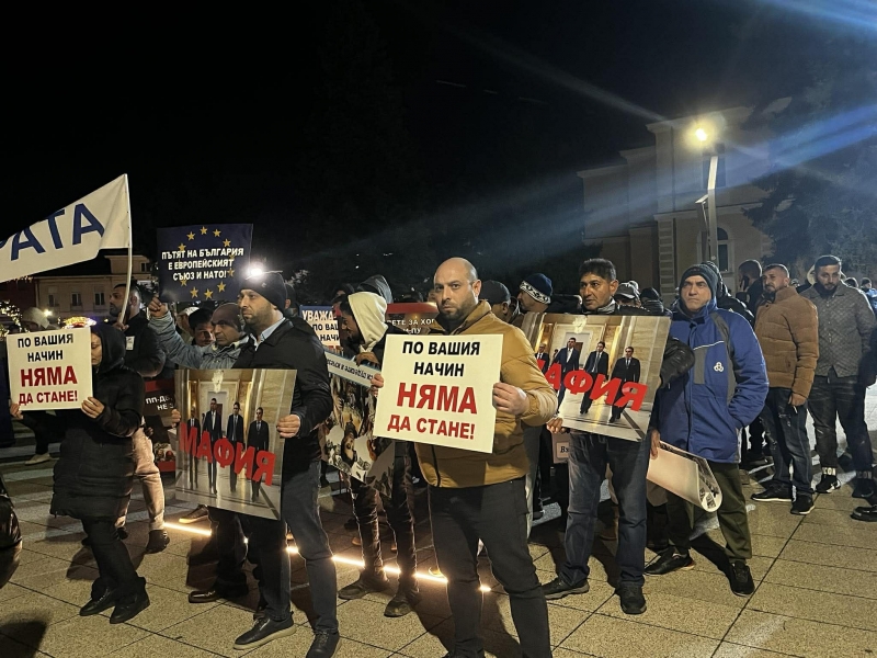 Пеевски, виж ги! Участниците в контрапротеста на ДПС-НН във Враца не знаят защо са там, провалът е огромен /снимки/