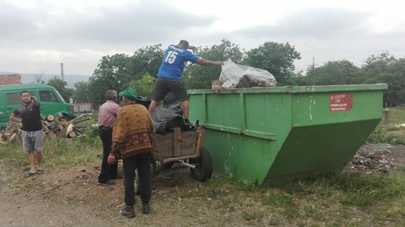 Живущите в района на улица Доспат продължават почистването на строителни