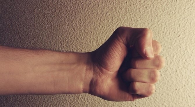 Пирдопските полицаи задържаха мъж нанесъл побой на възрастната си майка