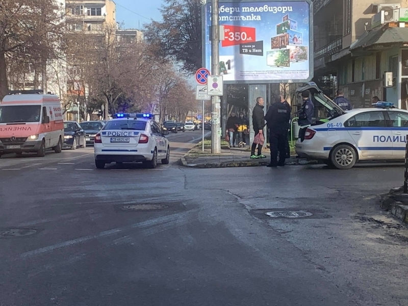 Шофьор помете пешеходка във Враца, съобщиха от МВР.
Пътният инцидент е