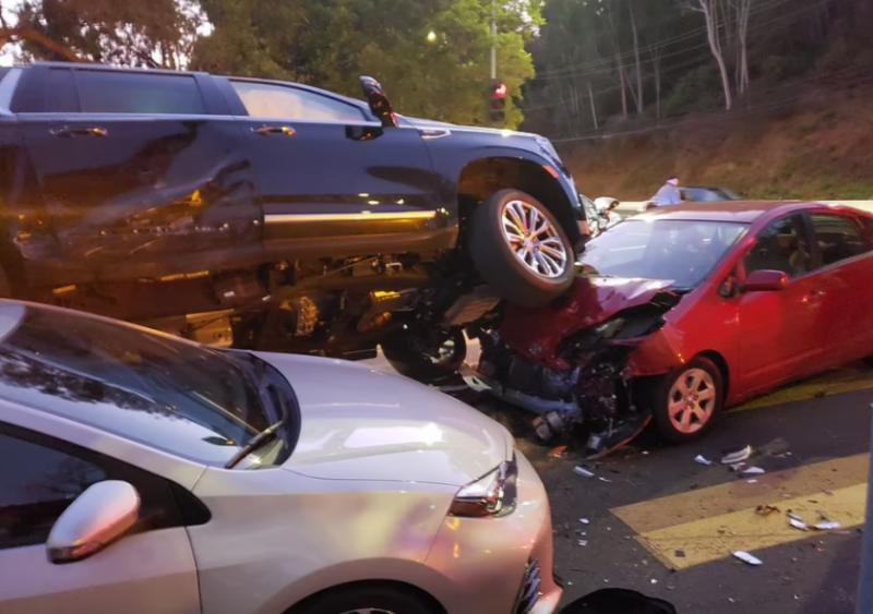 Холивудският актьор и бивш губернатор на Калифорния Арнолд Шварценегер катастрофира