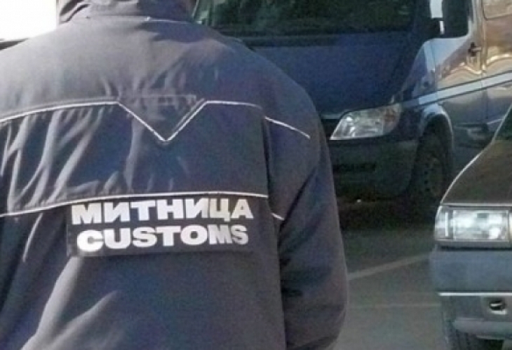 Служители на столичната митница задържаха над 105 000 детски парти