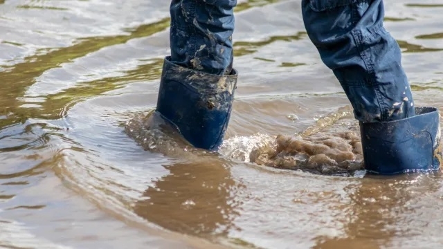 Наводненията в Северозапада: Водолази с моторна лодка са евакуирали хора