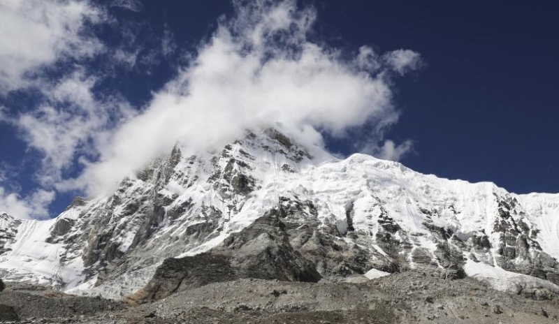 Екип за почистване изпратен на връх Еверест е събрал три