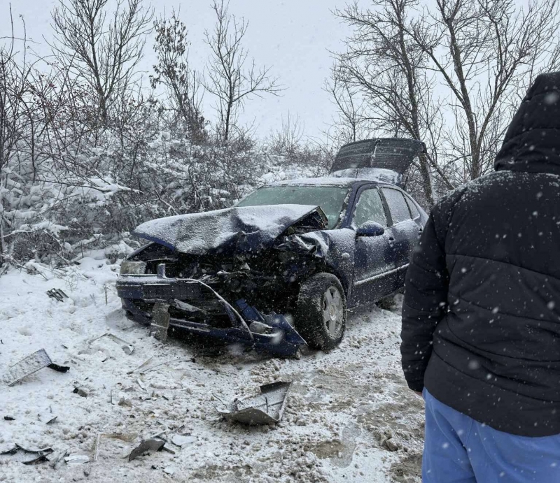 Джип и кола са се ударили челно на пътя Враца