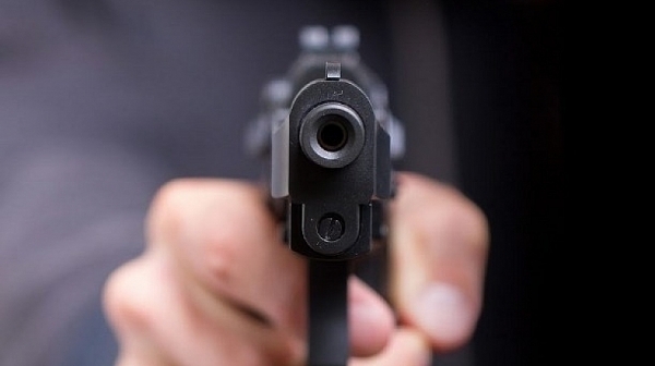 Мъж с богат боен арсенал насочи пистолет срещу 19-годишен в