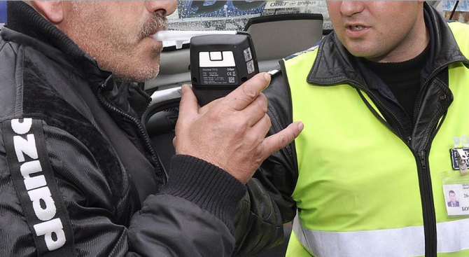 Полицаи са арестували пиян шофьор във Видин съобщиха  от МВР