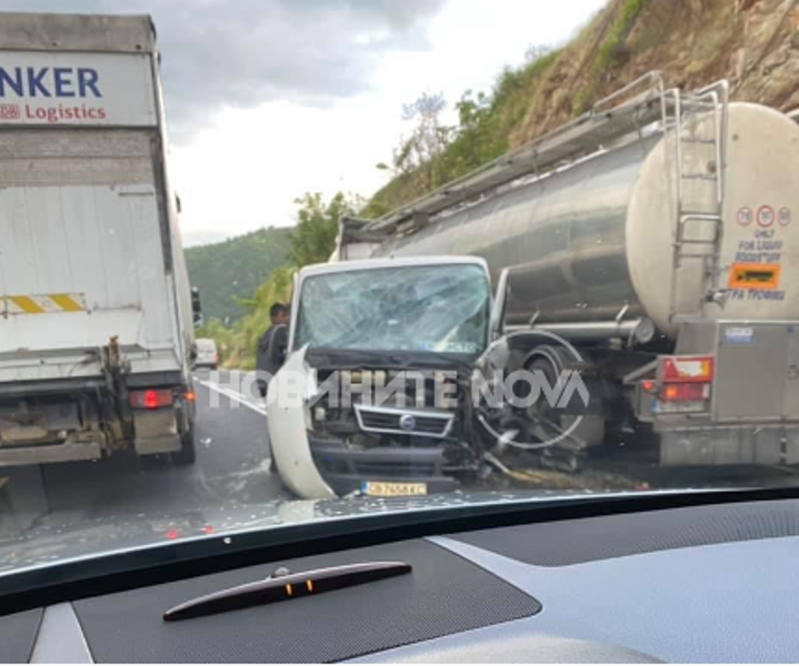 Катастрофа затруднява движението към границата с Гърция в района на