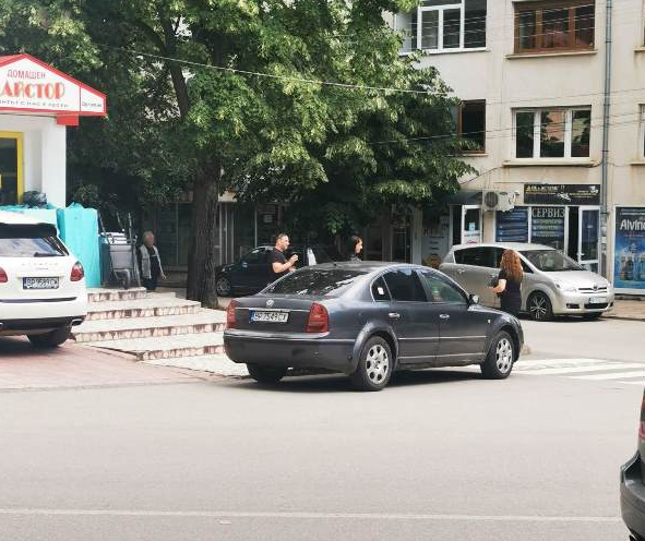 Не пак, а отново! Наглец вбеси врачани с неграмотното си паркиране /снимки/