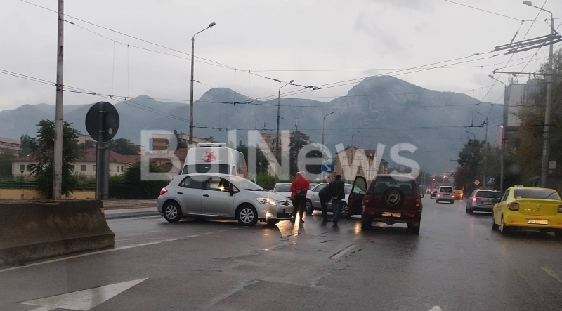 Две коли са катастрофирали на възлов булевард във Враца научи