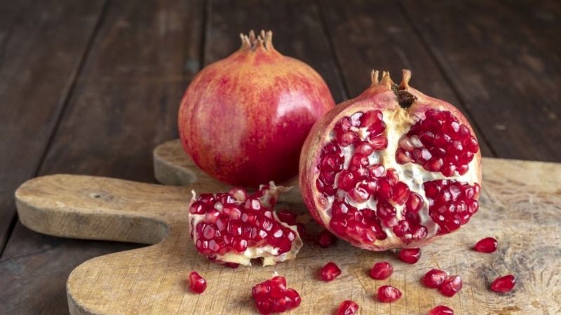 Нарът е червен плод уникален заради цвета си и множеството