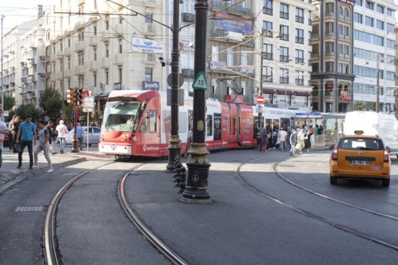 Деветнайсет души са ранени в Истанбул при катастрофа между трамвай