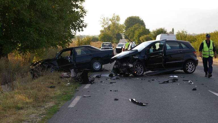 Пътен инцидент между два леки автомобила е станала съобщиха от