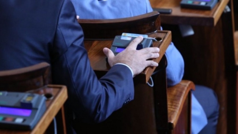 Новата сесия на Народното събрание започва с извънредно заседание днес