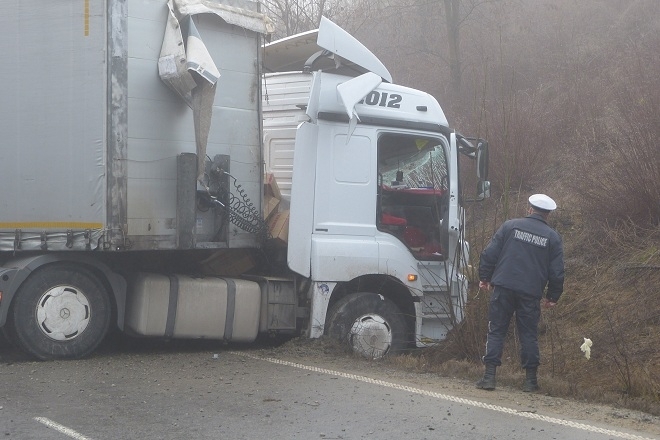 Почерпен грък е катастрофирал с влекач на пътя между Оряхово