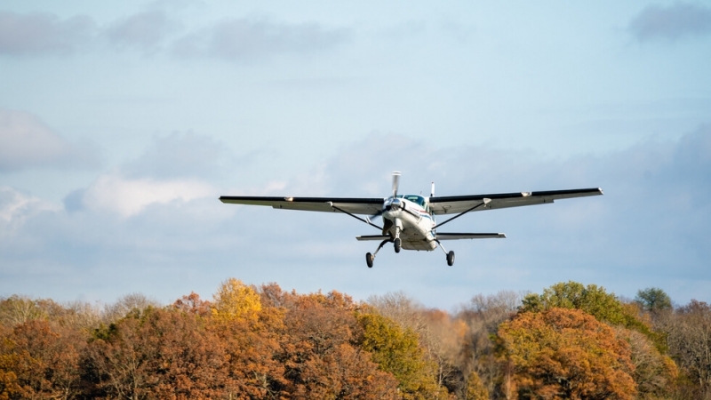 Малък двудвигателен самолет Beechcraft с двама души на борда е