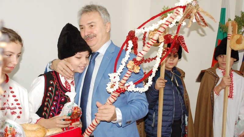 Коледари от училище Иван Вазов сурвакаха за здраве кметът на Монтана Златко Живков