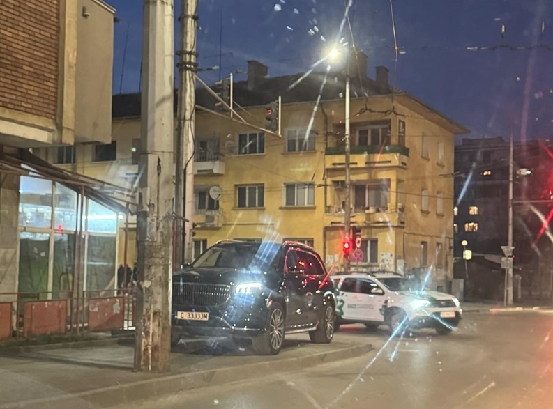 Въпрос на деня: Дава ли право "Майбах"-ът да паркираш както искаш? /снимки/