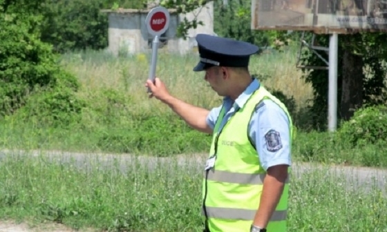 Полицията в града е спряла двама нередовни шофьори във Врачанско