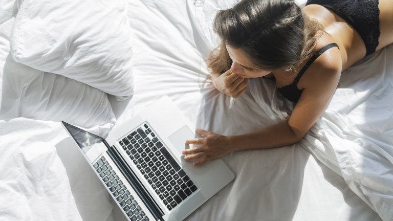 Прекомерното или неконтролирано гледане на хард съдържание за възрастни обикновено