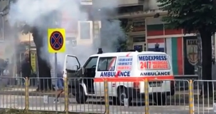Автомобил за спешна медицинска помощ се запали на бул Цар