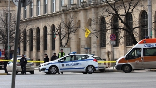 Пред входа на централната поща във Варна е опъната предупредителна