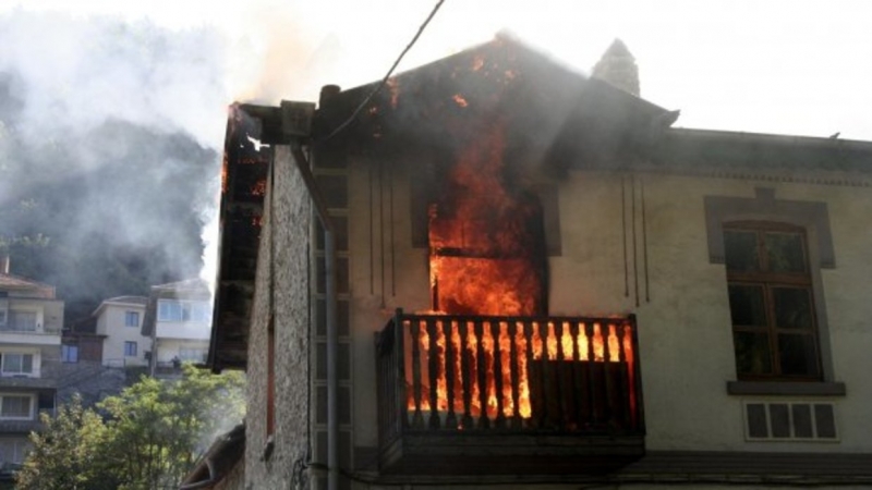 Необитаема къща горя във Врачанско, съобщиха от МВР. 
Вчера на тел.