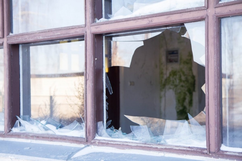 Мъж потроши прозорците на къща във Врачанско съобщиха от МВР